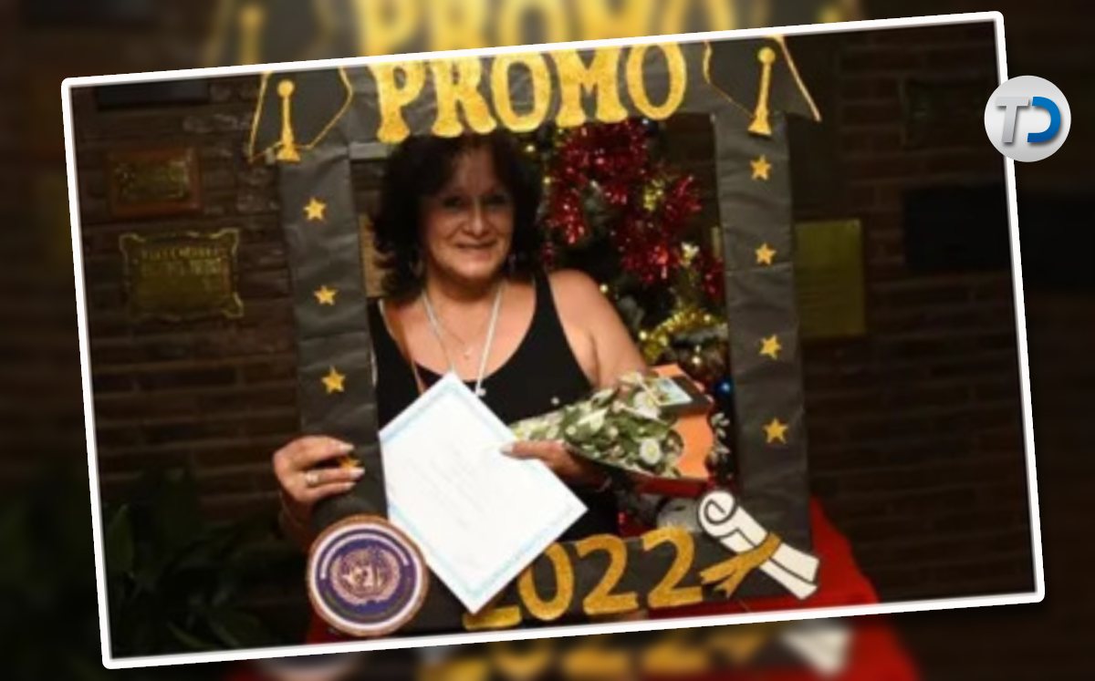 La estudiante de 65 años de edad, obtuvo una medalla y un diploma por haber concluido la escuela secundaria.