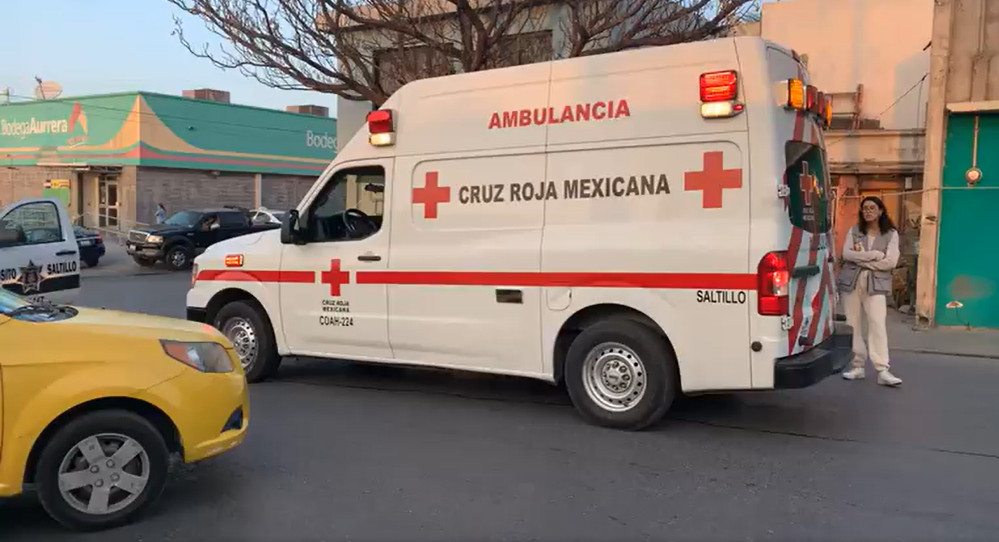 La mujer fue trasladada a un hospital en código amarillo, pues presentaba lesiones en un brazo y un golpe en la cabeza.