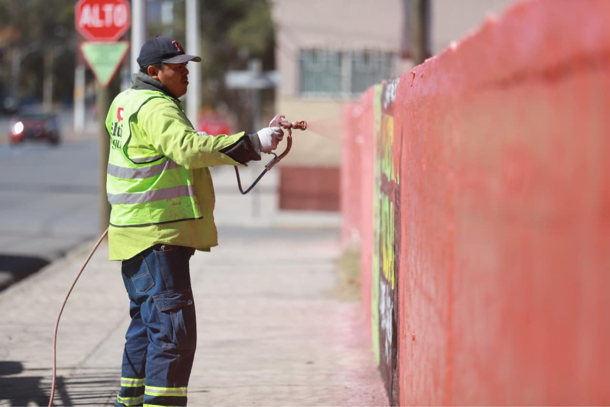 La cuadrilla de pintura antigraffiti realizó recorridos en varios puntos de la ciudad.