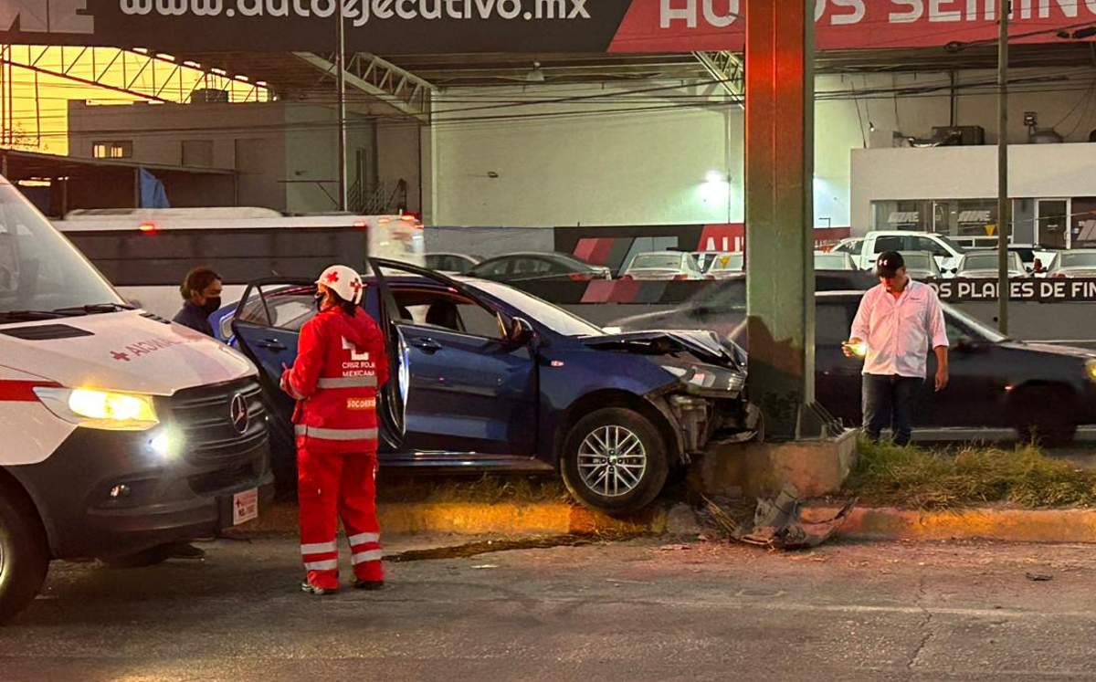 Automovilista se impacta contra señalamiento en la avenida Manuel L. Barragán. | Pedro Delgado