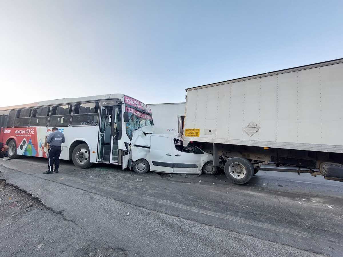 Choque tipo carambola en la carretera a Saltillo / Leyda Estrada