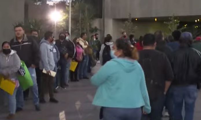 La fila de interesados tomó forma desde las 5 de la mañana aproximadamente sobre el cruce de las calles Zaragoza y Mariano Matamoros.