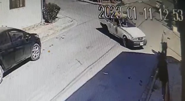 Taxista huye del lugar tras atropellar a la mujer / Especial