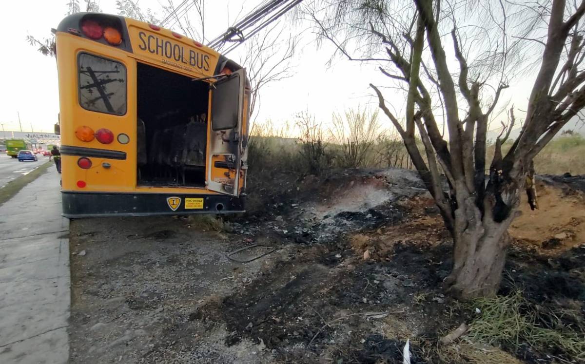 Camioneta se incendia tras chocar contra poste en Guadalupe. | Agustín Martínez