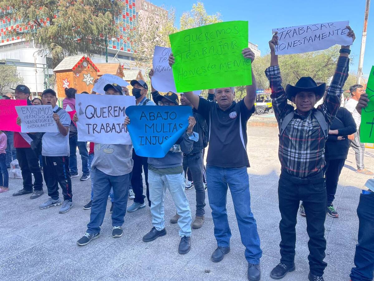 Vendedores protestan afuera del Palacio de Monterrey / Víctor González