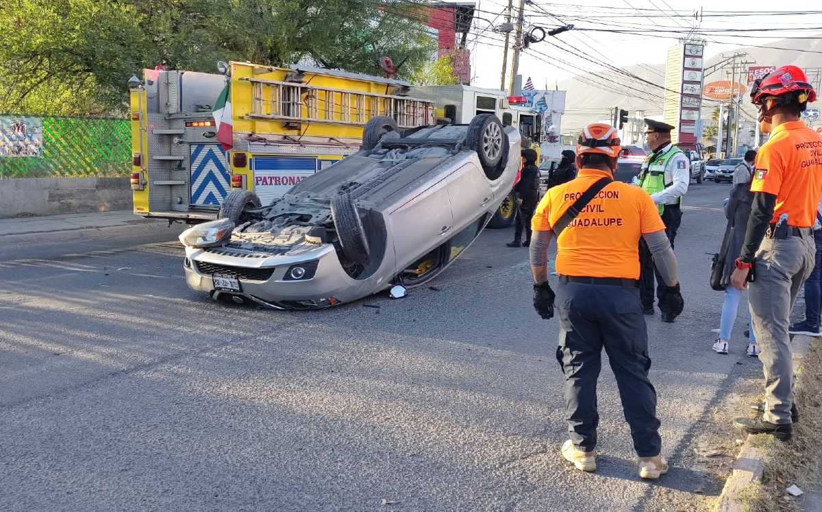 Volcadura de automóvil afecta vialidad en la avenida Israel Cavazos. | Agustín Martínez
