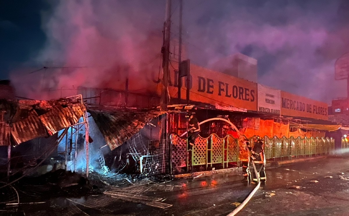 Puestos afuera de el Mercado de las Flores se incendian/ Ramón Ramírez