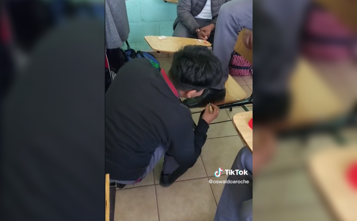 Estudiante lustra zapatos en escuela / Especial