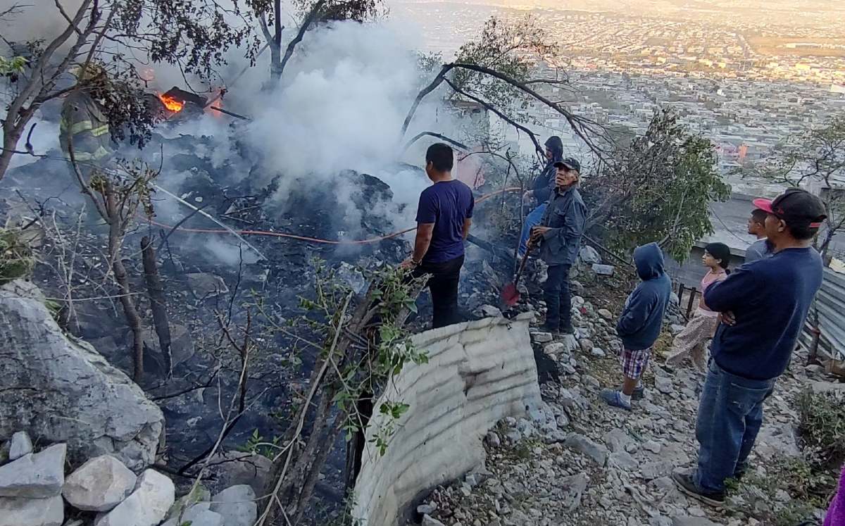 Incendio consume tejaban en el Cerro del Topo Chico, en Monterrey. | Agustín Martínez