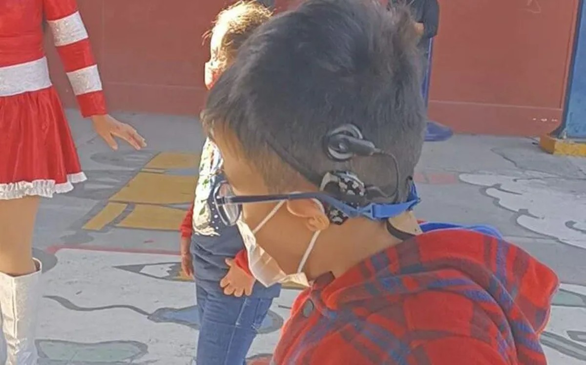 Roban aparato auditivo de niño de 8 años en Cumbres; papá pide ayuda para recuperarlo