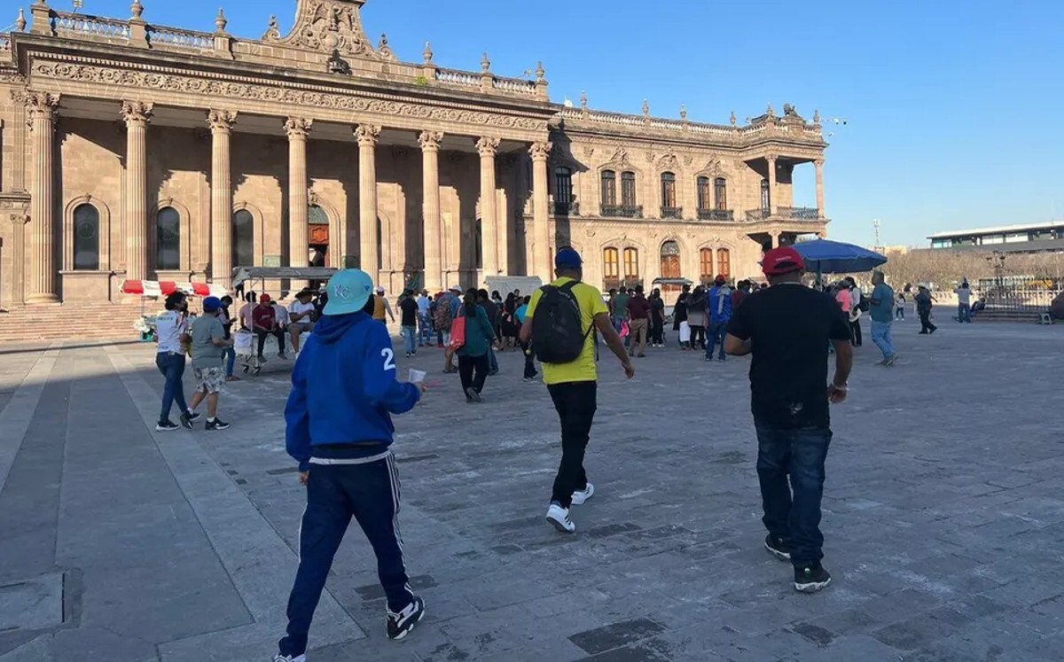 Vendedores ambulantes protestan en Palacio de Gobierno tras ser retirados de la Macroplaza