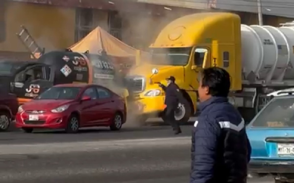 Policías estatales persiguieron a pie a los delincuentes tras estrellar la unidad robada con una pipa estacionada / Especial