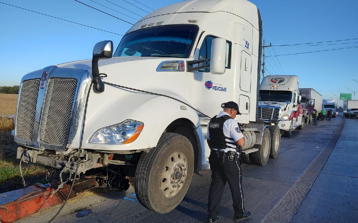 Tráiler se impacta contra muro en la autopista al aeropuerto, en Apodaca. | Agustín Martínez