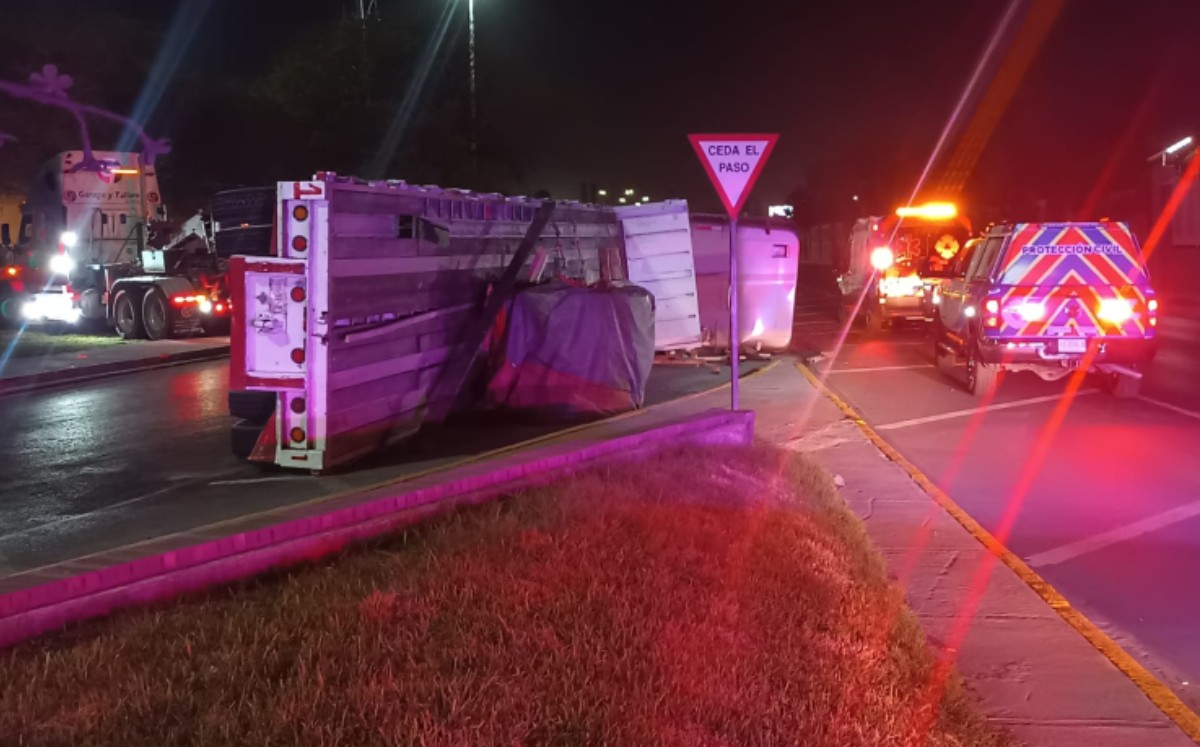 Tráiler vuelca por presunto exceso de velocidad en avenida Universidad. | Israel Santacruz
