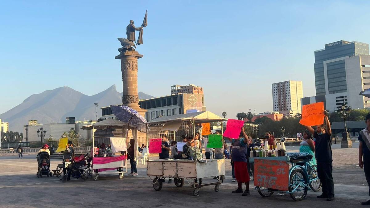 Vendedores ambulantes protestan afuera del Palacio de Gobierno de NL / Mayte Villasana