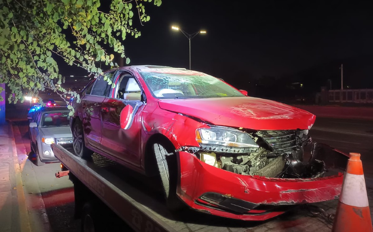 Automovilista choca y vuelca en avenida Fidel Velázquez.  | Israel Santacruz