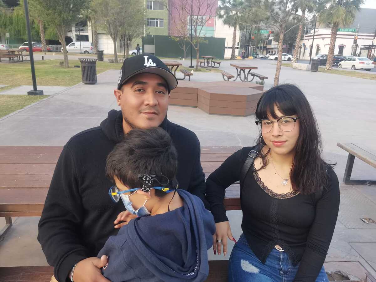 Familia de Cristian Damián luego de encontrar el aparato. / Alexandra Amao