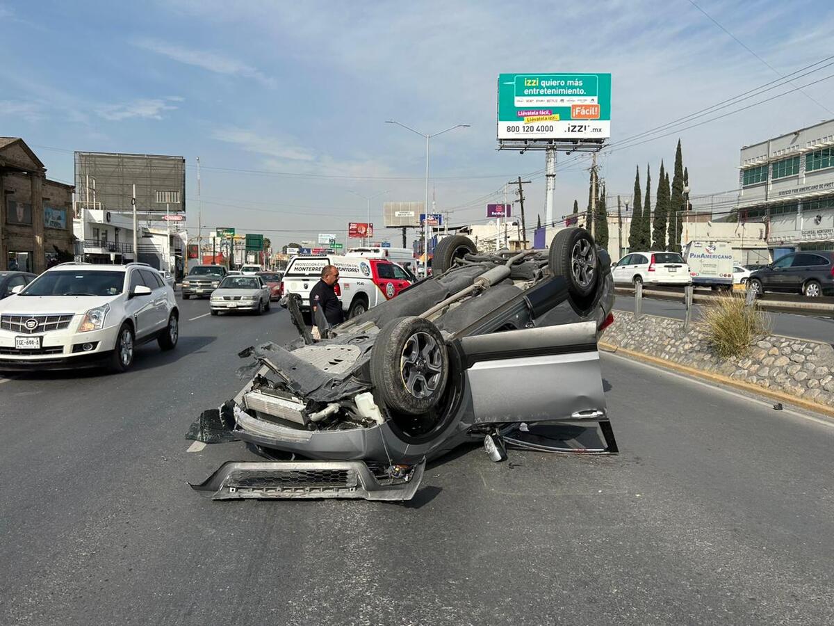 Hombre resulta lesionado tras volcar su vehículo en Monterrey
