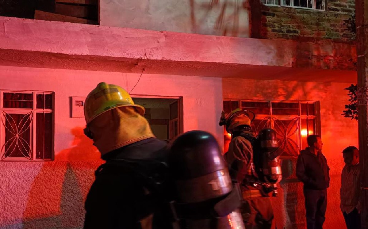 Elementos de Protección Civil al exterior de la vivienda donde se registró el incendio / Roberto Hurtado