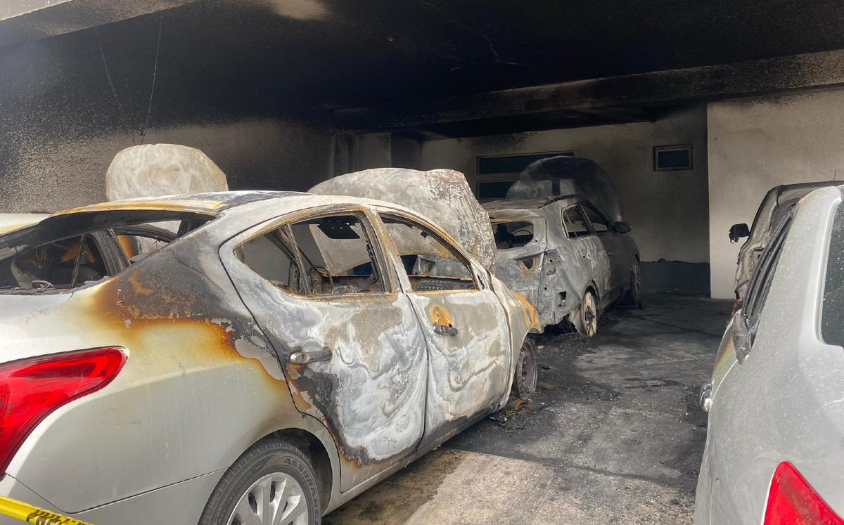 Incendio en la colonia Mitras Centro deja 5 vehículos dañados. | Frida Rodríguez