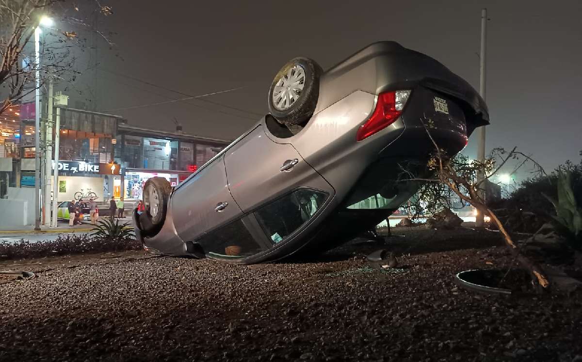 Automovilista pierde el control y vuelca en la avenida Leones. | Israel Santacruz