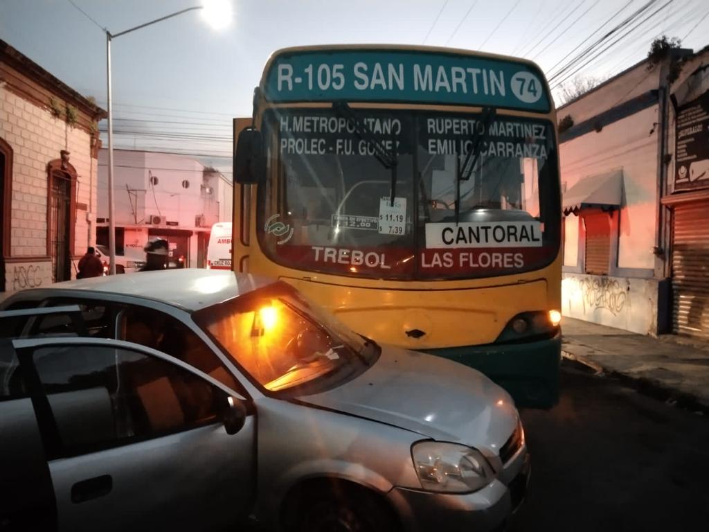Ruta urbana choca contra vehículo en el centro de Monterrey / Miranda Arias
