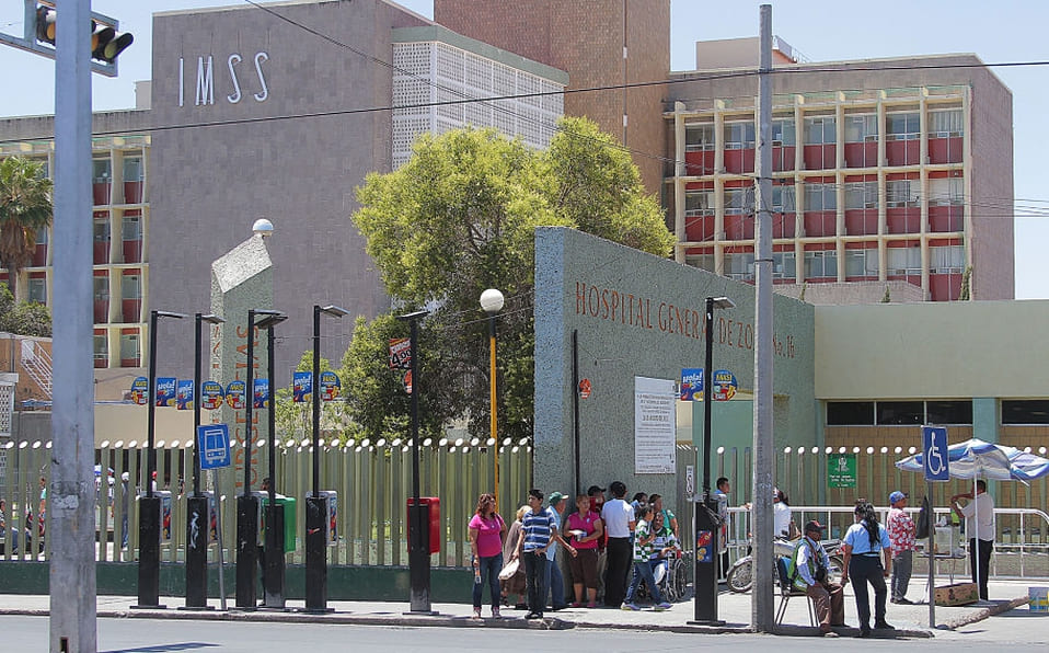 Trabajadores del IMSS Torreón piden ser vacunados contra COVID