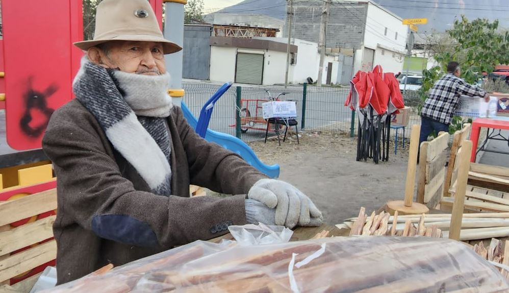 Don Desiderio vende su trabajo en un mercado de la avenida No Reelección al poniente de la Ciudad. | Nicole Martínez
