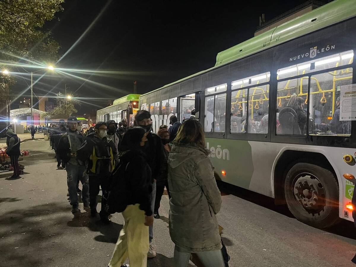 Largas filas en estación General Anaya / Especial
