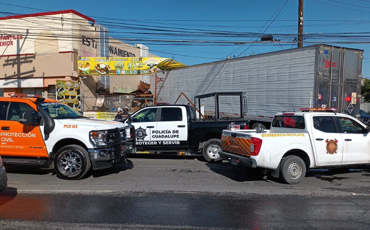 Tráiler choca contra camión y se impacta contra negocio en Guadalupe. | Fabricio Gallegos