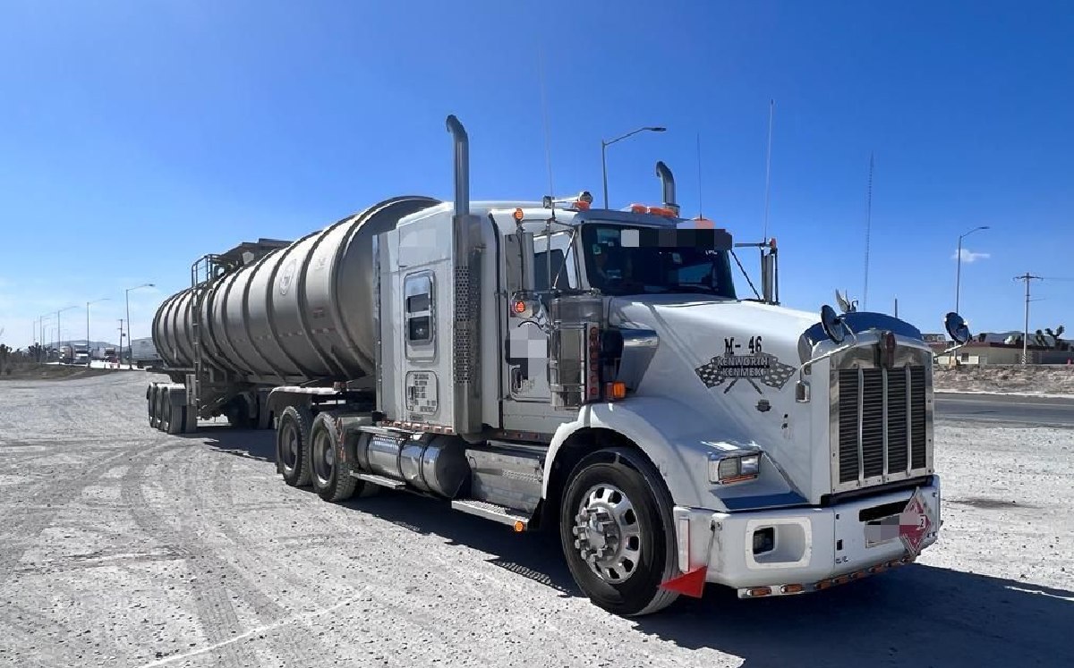 Detienen a hombre y decomisan tractocamión con 50 mil litros de hidrocarburo en Galeana | Cortesía