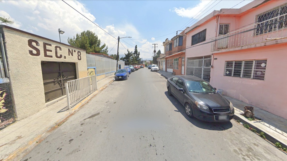 Mujeres golpean a estudiante de la secundaria número 8.