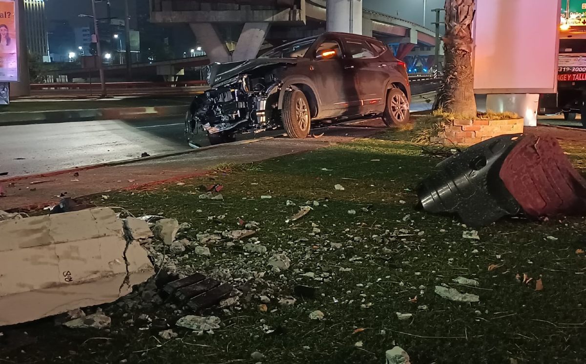 Conductor pierde el control y se impacta en poste de concreto | Israel Santacruz