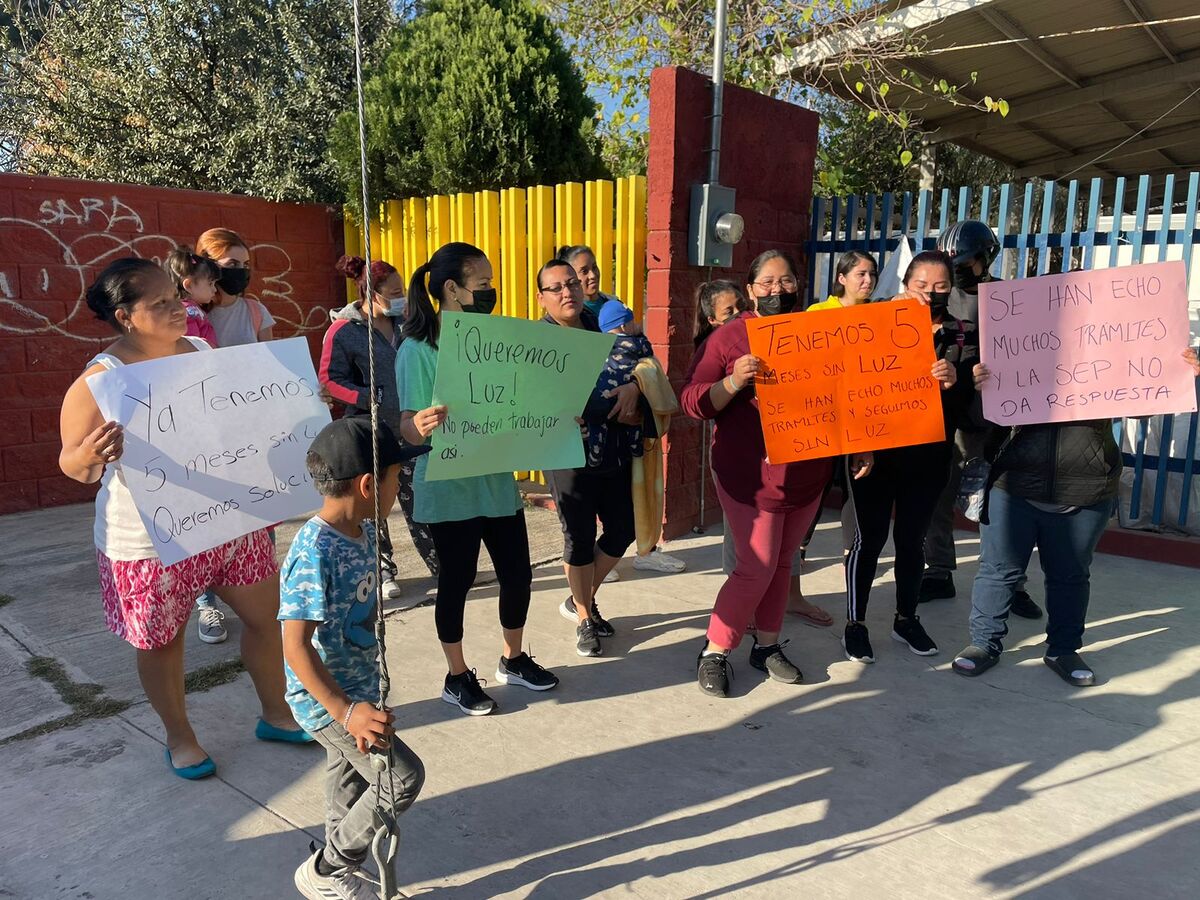 Madres de familia dicen no saber la causa del largo apagón en las instalaciones. | Víctor González -