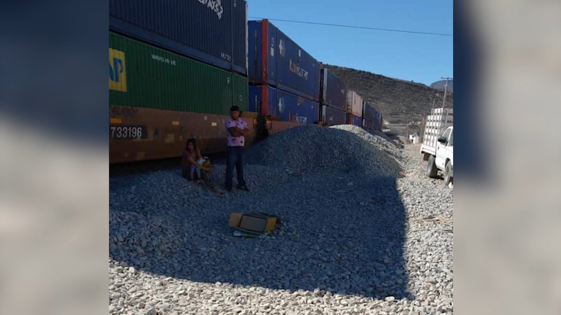 Ambos fueron valorados en el lugar por paramédicos de la Cruz Roja.