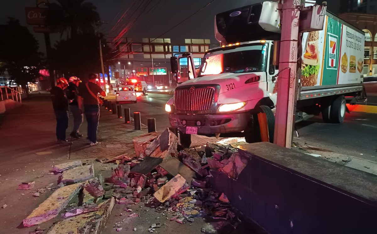 Camión choca contra muro de casino en la avenida Gonzalitos. | Israel Santacruz