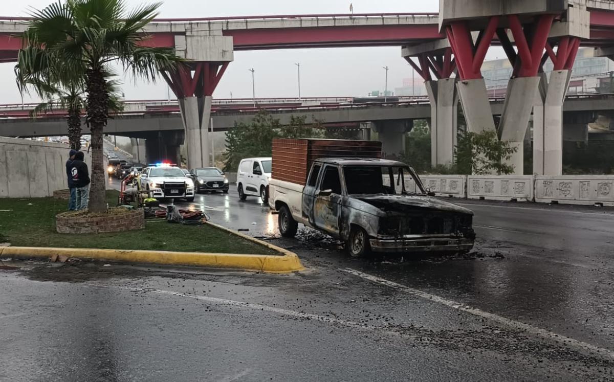 Se incendia camioneta en el bulevar Antonio L. Rodríguez, en Monterrey. | Erik Rocha