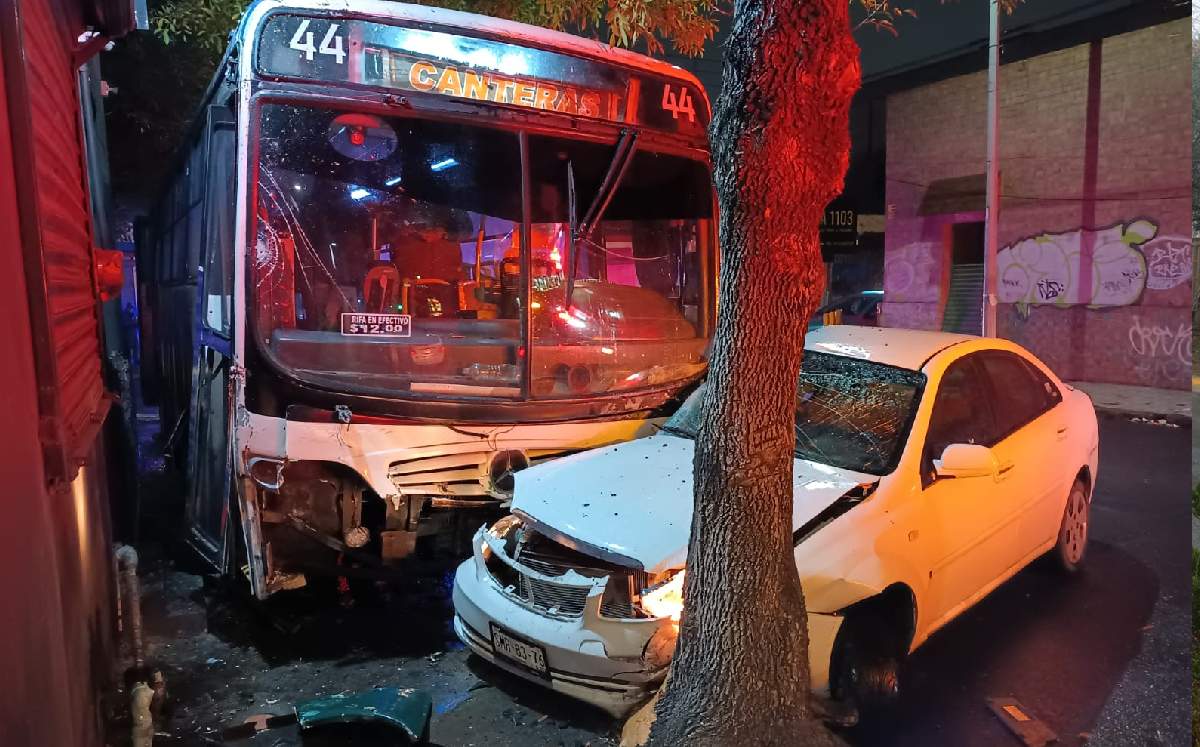 Automovilista se pasa alto y choca contra camión urbano en el Centro de Monterrey. | Especial
