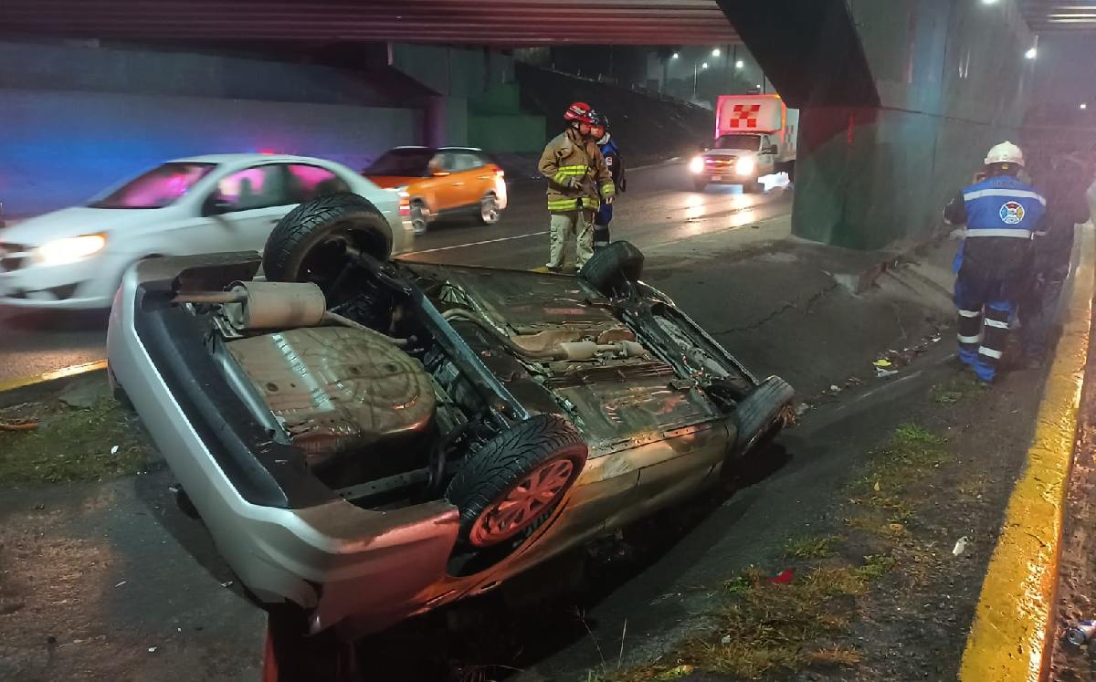 Joven vuelca su auto por presunto exceso de velocidad en avenida Morones Prieto. | Israel Santacruz