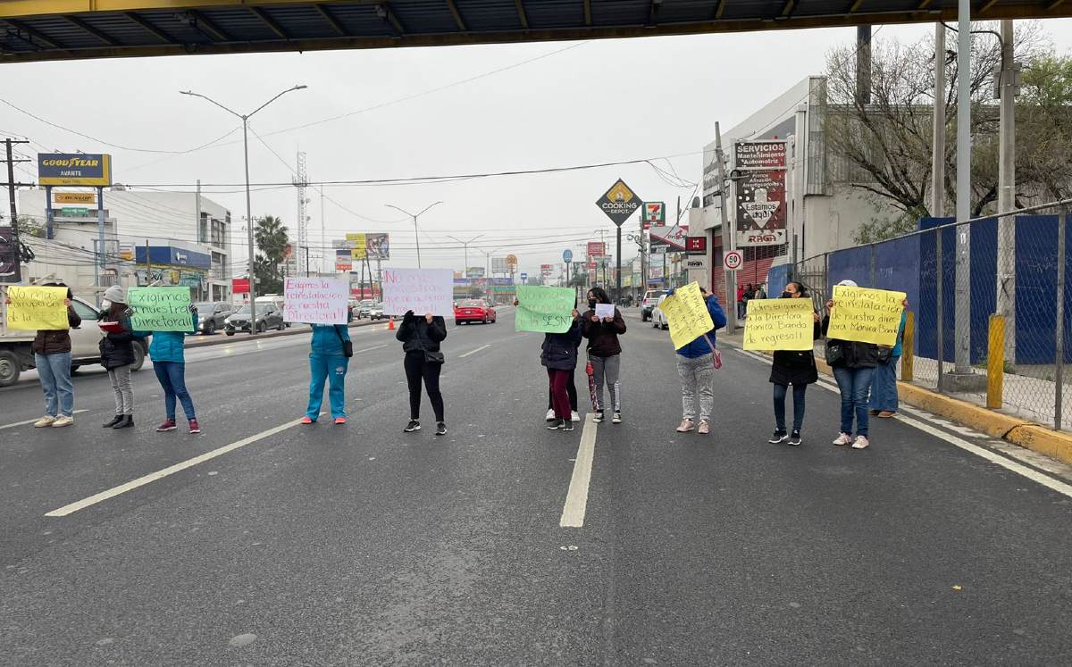 Padres de familia realizan bloqueo en avenida Garza Sada en Monterrey. | Víctor González Garza
