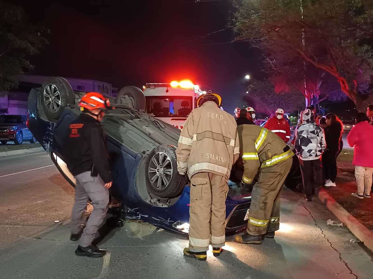 En total, el accidente implicó a tres automóviles y dejó a un herido que fue trasladado a un hospital. | Israel Santacruz