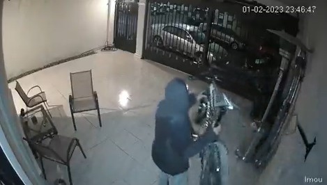 Hombre capta robo de bicicleta / Especial