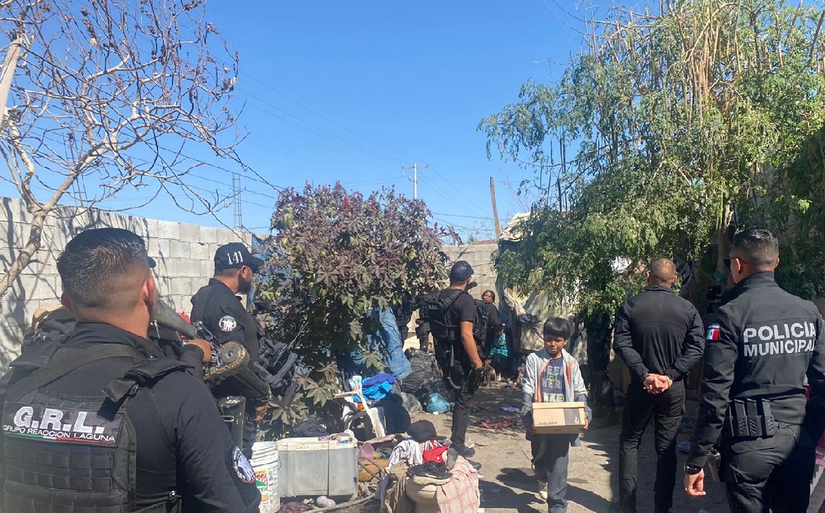 Elementos de GRL se cooperan para llevar alimento, zapatos y juguetes a familia de escasos recursos en Torreón