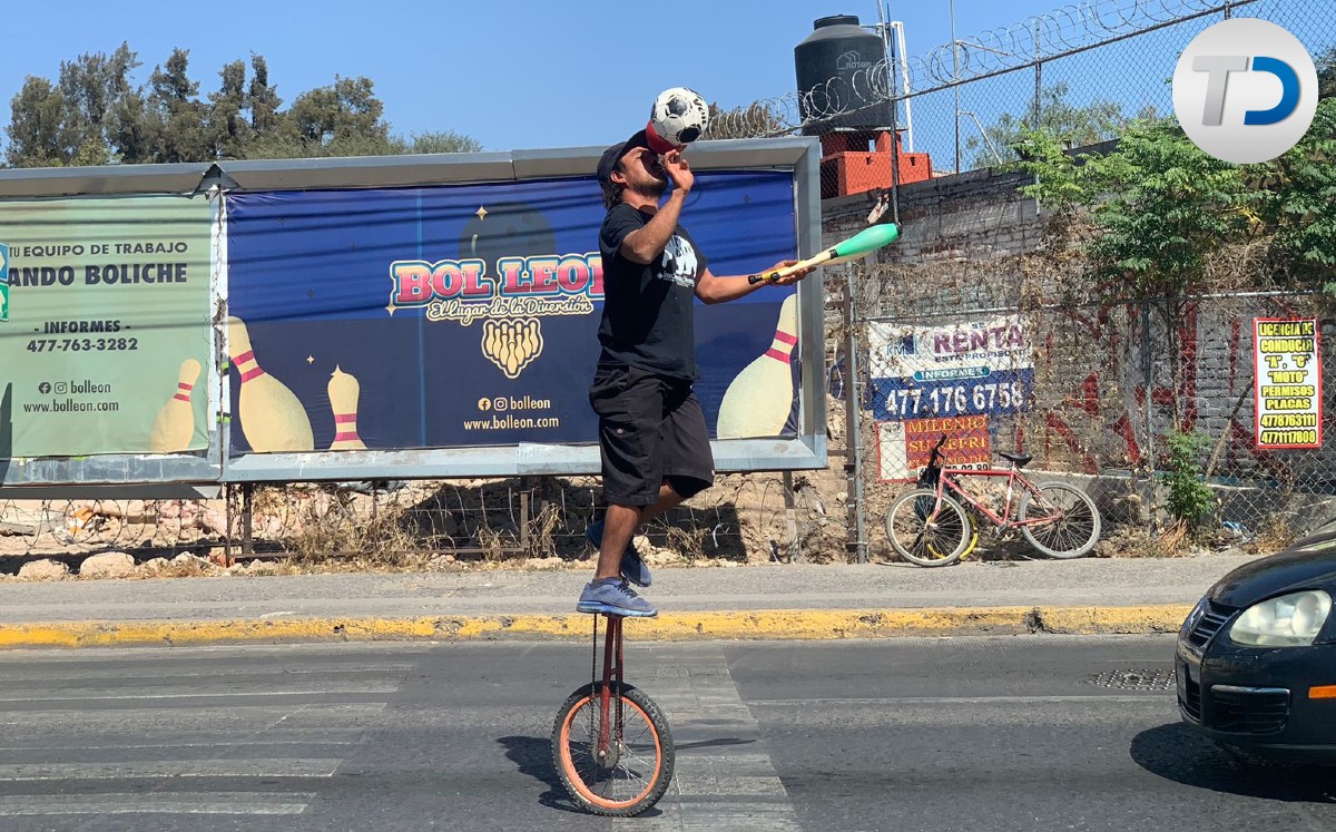 Malabarista de Léon / Christian Ortíz