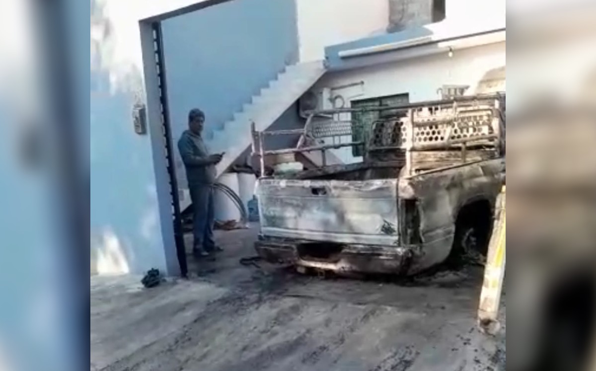 Se incendia camioneta en una cochera en Juárez. | Especial