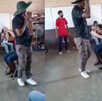 En el vídeo que circuló en redes sociales, se observa a la maestra sentada en una silla y a varios alumnos que se turnan para bailar frente a ella, mientras el resto del salón los anima al ritmo de reggaetón. En el vídeo que circuló en redes sociales, se observa a la maestra sentada en una silla y a varios alumnos que se turnan para bailar frente a ella, mientras el resto del salón los anima al ritmo de reggaetón.