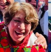 Los comerciantes venden chamarras, tenis de tela o de piel, así como bolsas de mano con la imagen de Delfina Gómez y buscan imponer la 