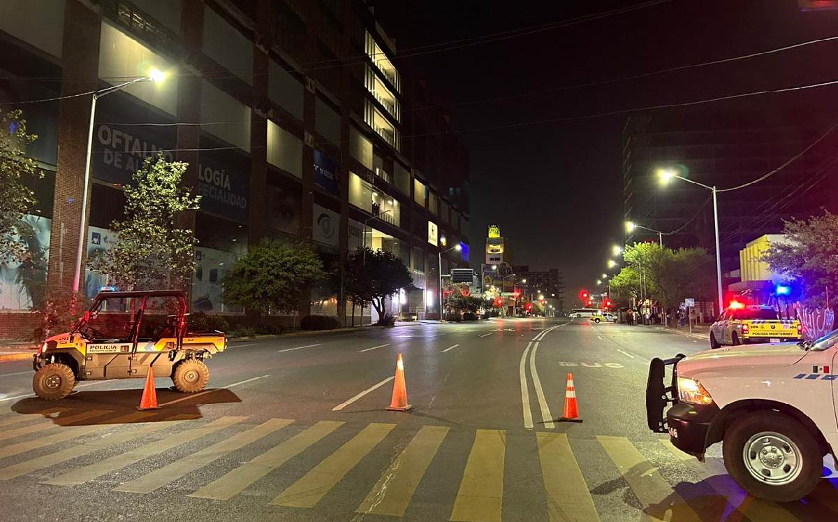 Hombre arroja piedras y botellas de vidrio desde un edificio en el Centro de Monterrey. | Pedro Delgado