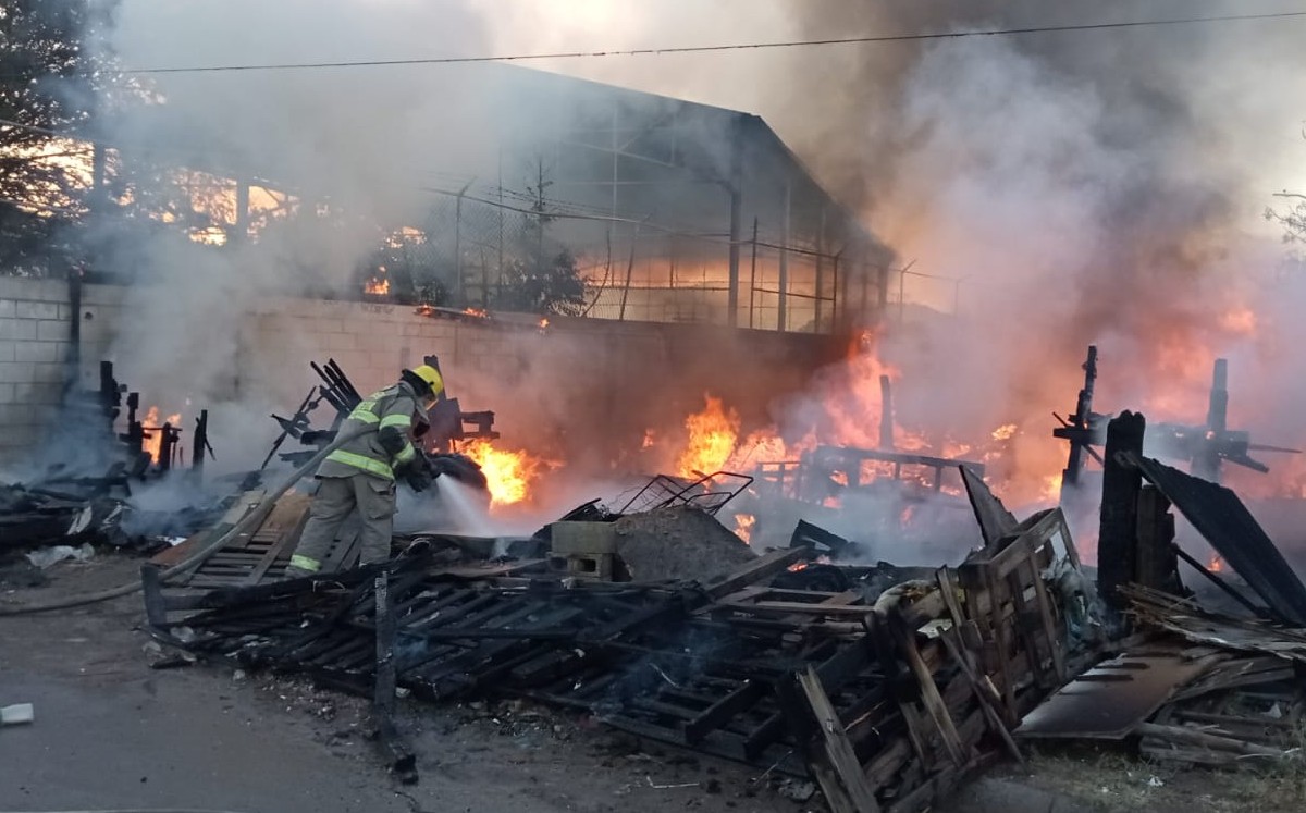 Incendio consume jacal en colonia de Torreón