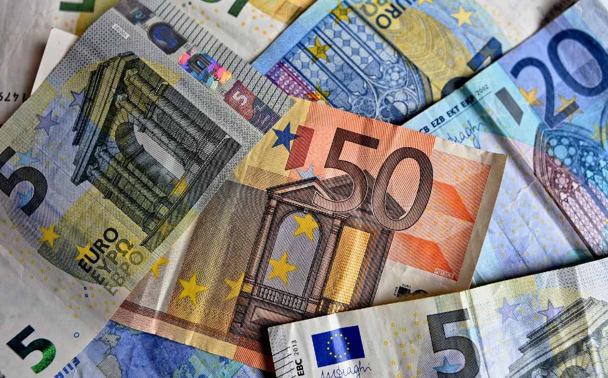 Mujer recibe más de 500 euros en España / Pixabay